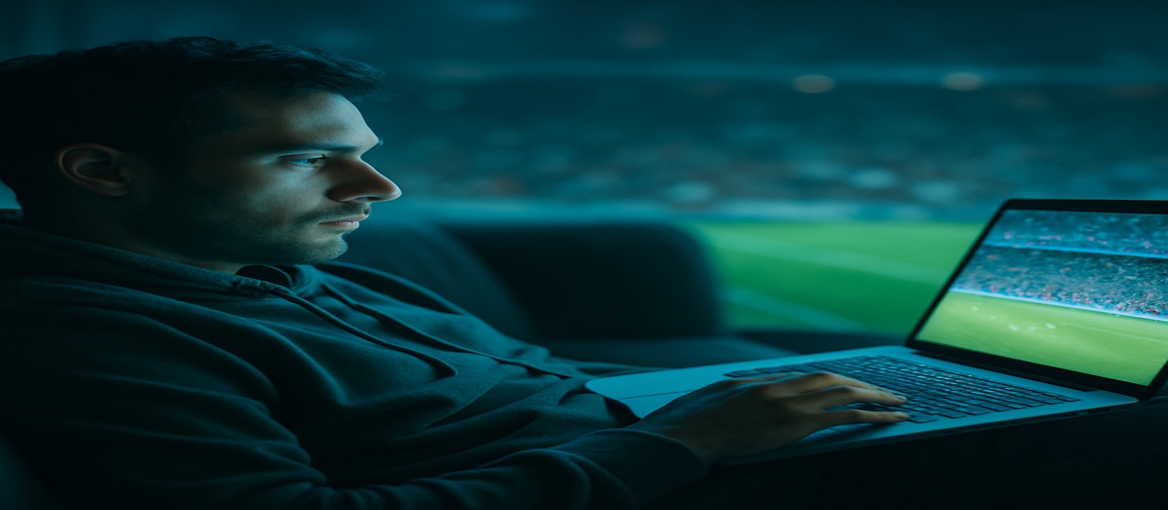 jaya777 সোফায় আরাম করে বসে ল্যাপটপে গেম খেলার একজন ব্যবহারকারী